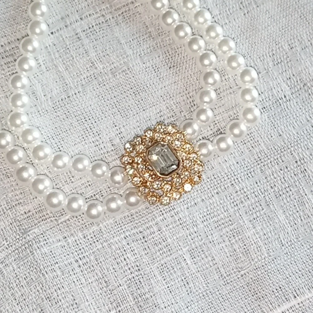 Elegant Gold and White Pearl Necklace - Picture 4 of 4